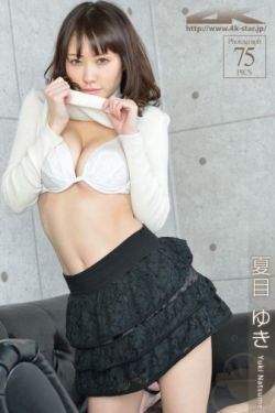 女子拉起裙子在马路旁大便